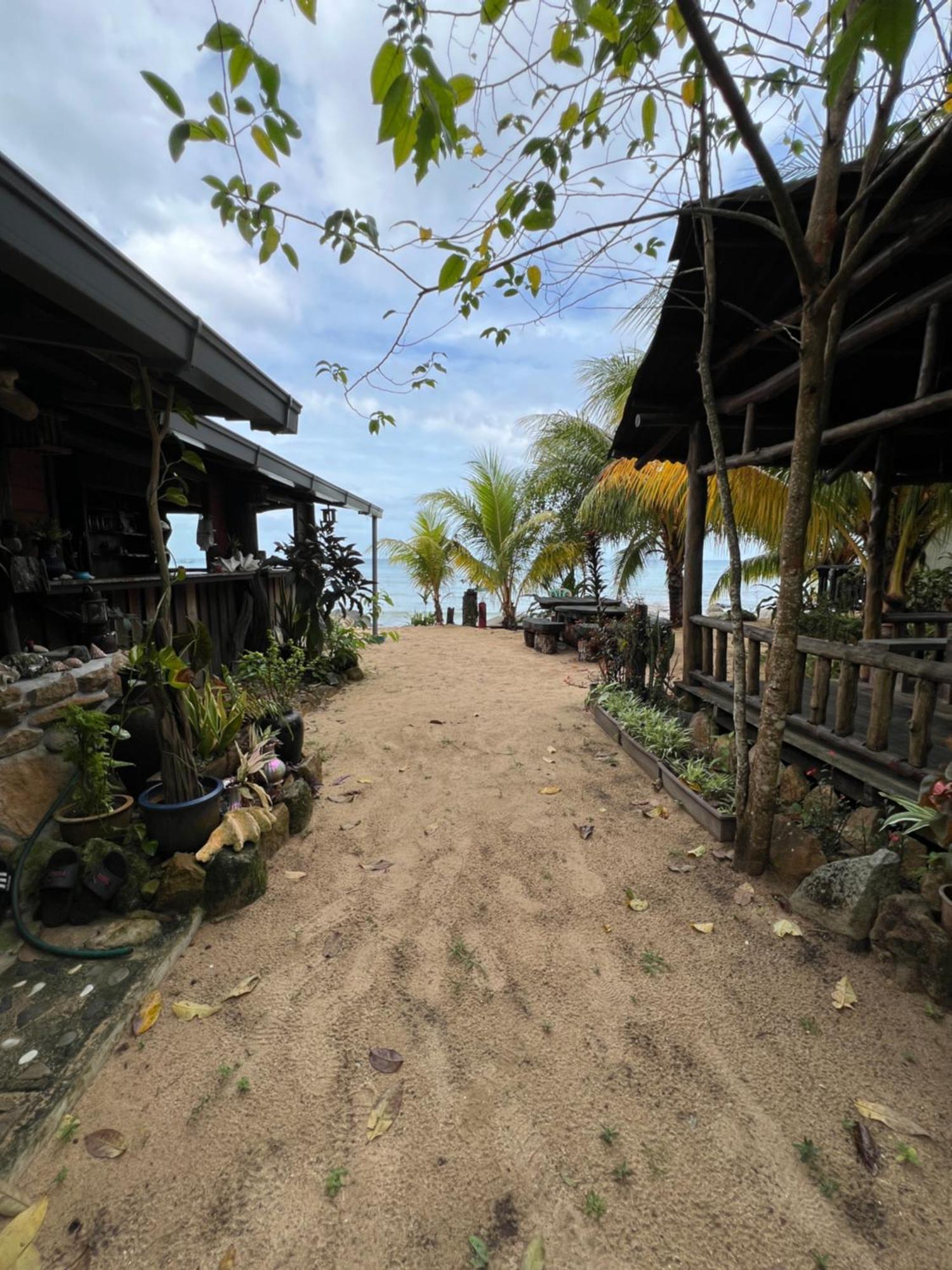 Beach House Kampung Genting Екстериор снимка
